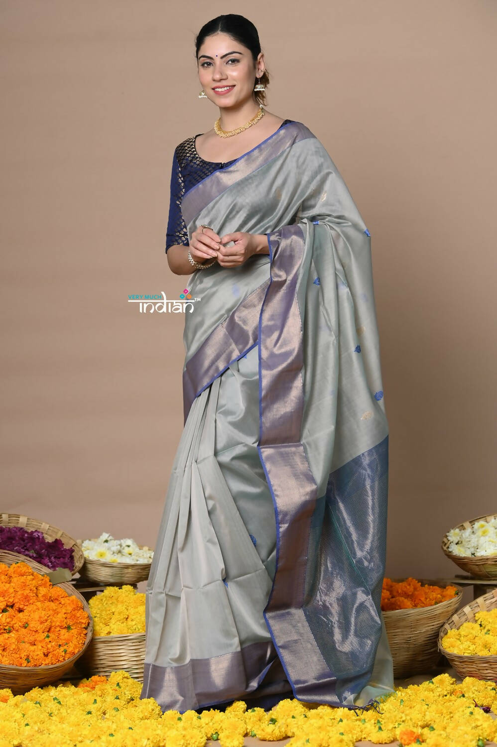 Very Much Indian Rajsi - Handloom Ari Checks Cotton Silk Saree With Golden Border - Grey | Swadesiicart