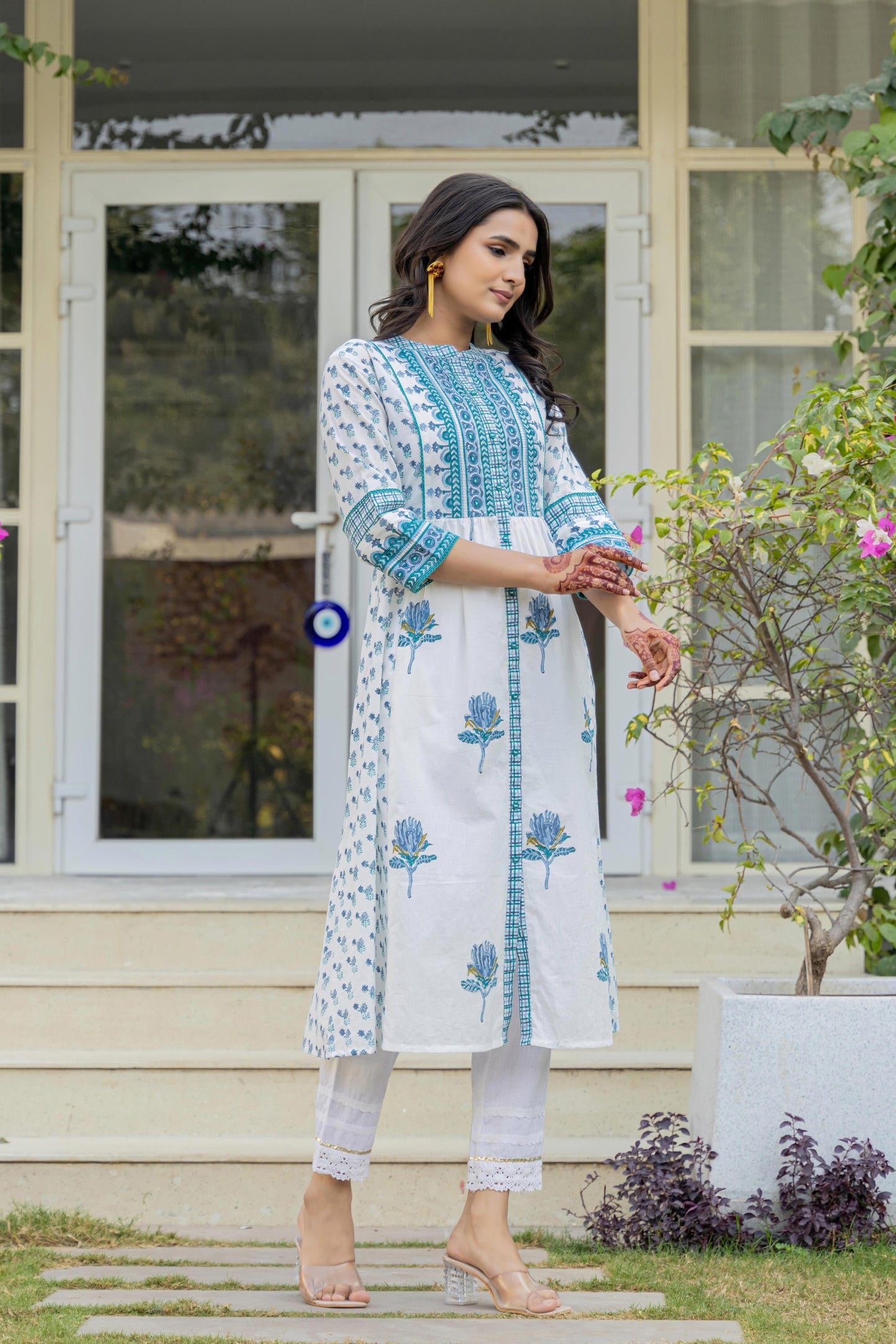 Juniper White Floral Printed Cotton Kurta With Buttons - Swadesiicart