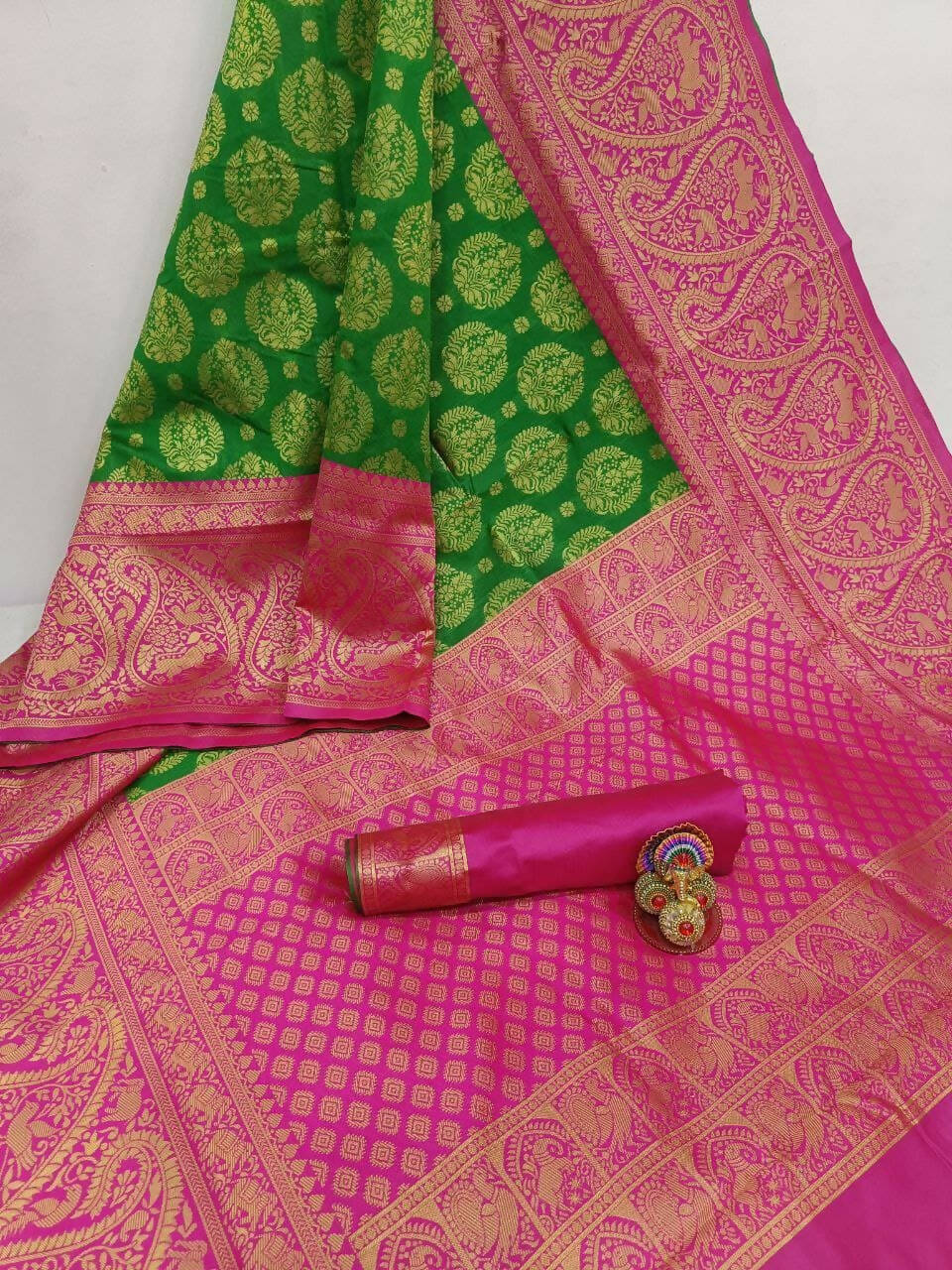 DEIANA'S Beautiful Designer Golden zari Soft Lichi Silk Saree - Green - Swadesiicart