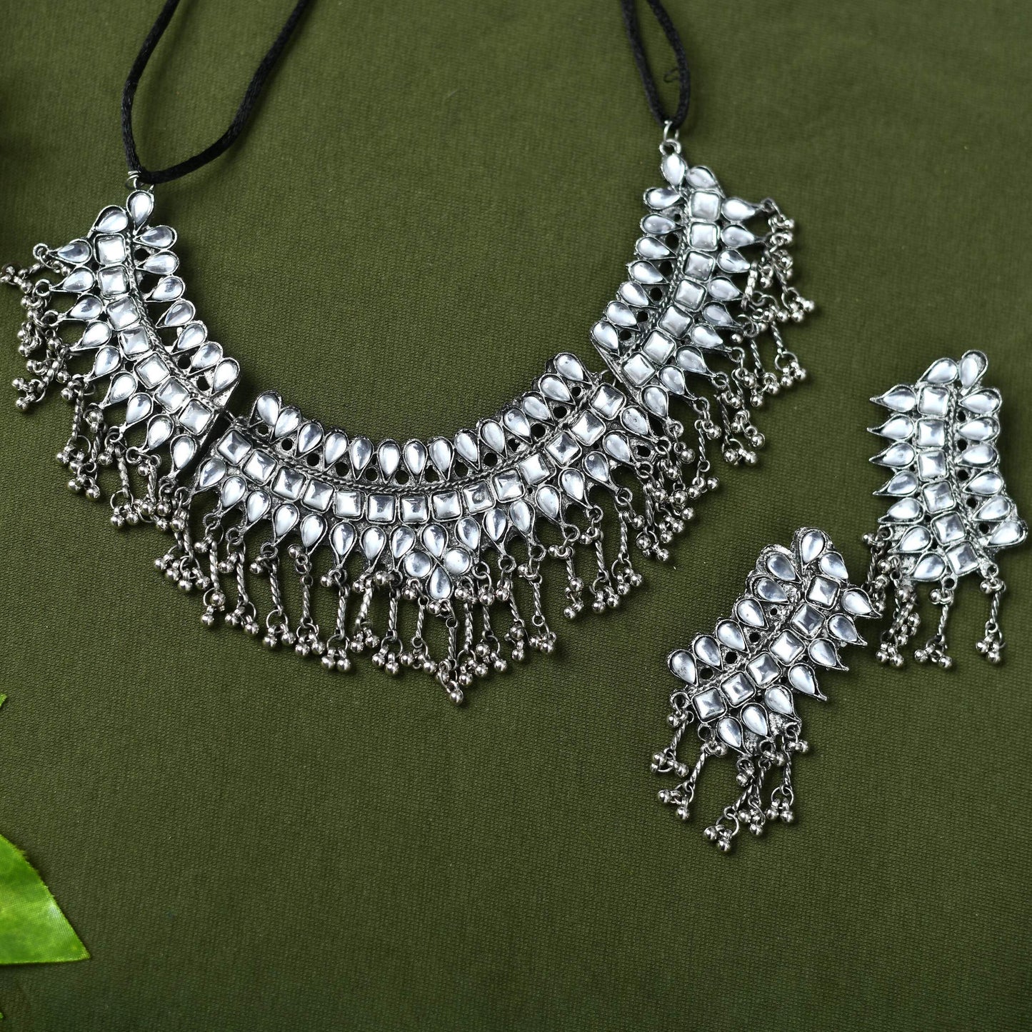 Mominos Fashion Johar Kamal Oxidised Silver-Plated Brass Finish Kundan Necklace For Women (Silver) | Swadesiicart