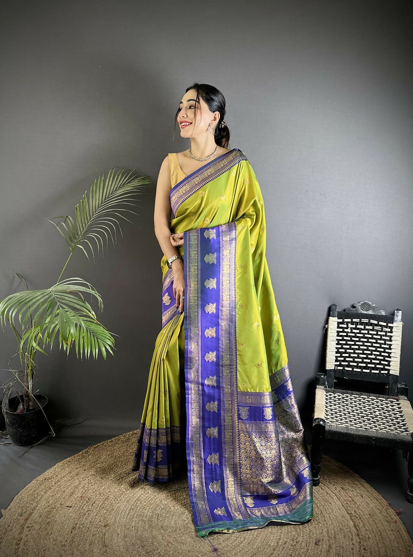 Joban Fashion Green Banarasi Soft Silk Woven Butti Saree | Swadesiicart