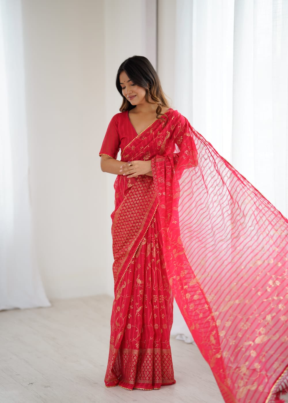 Lorenvalley Fashion Pink Solo Georgette Superb Finishing Foils Print & Fancy Zalar Lace in Border Saree with Blouse - Swadesiicart