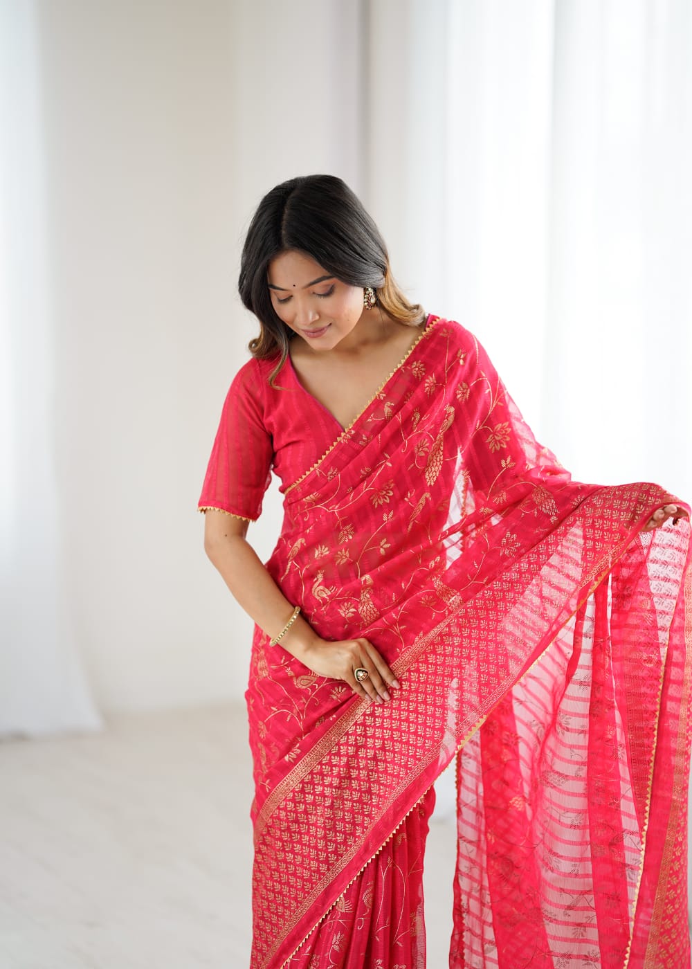 Lorenvalley Fashion Pink Solo Georgette Superb Finishing Foils Print & Fancy Zalar Lace in Border Saree with Blouse - Swadesiicart