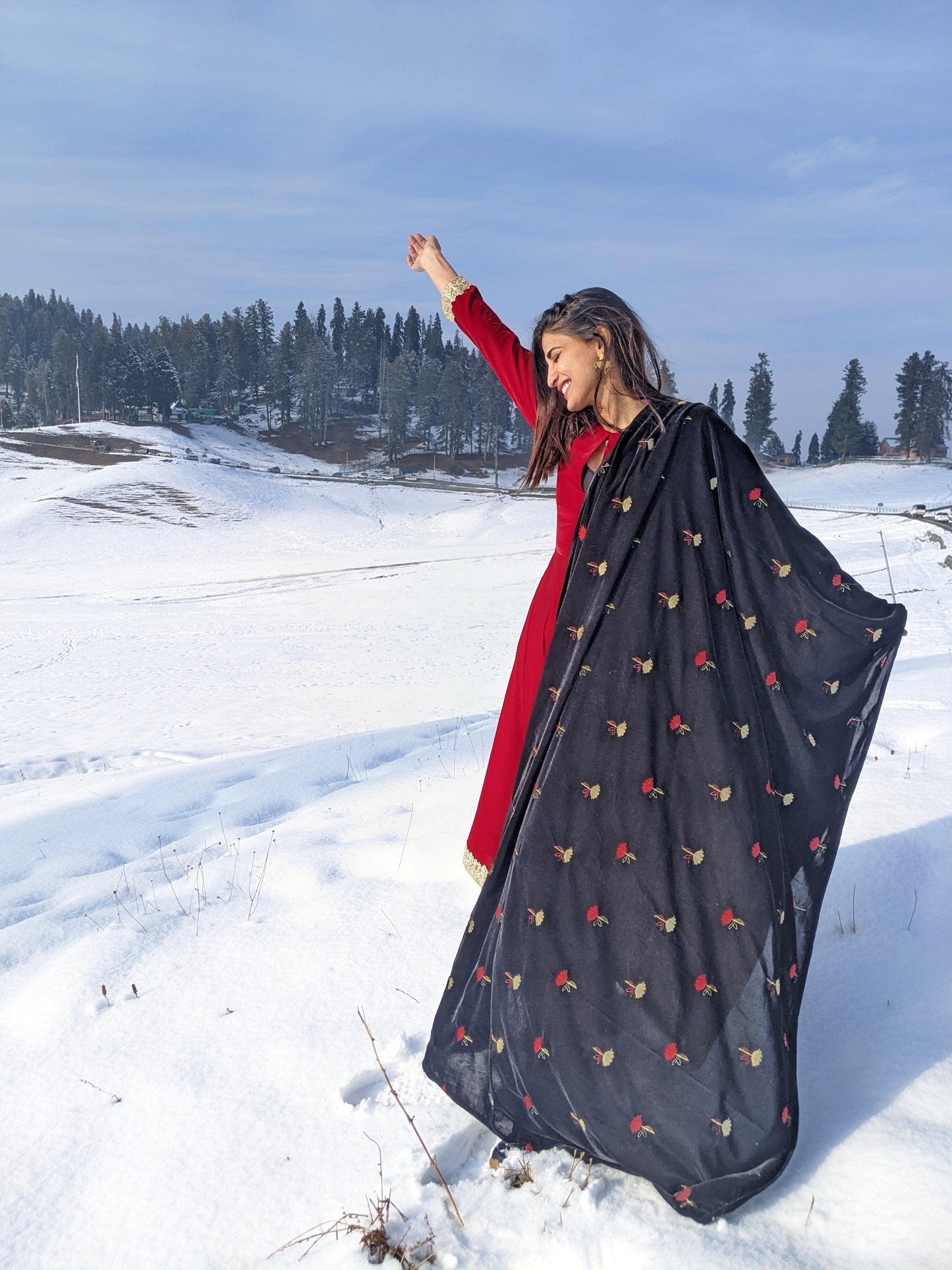trueBrowns Black Velvet Silk Embroidered Lace Ready Pleated Saree | Swadesiicart