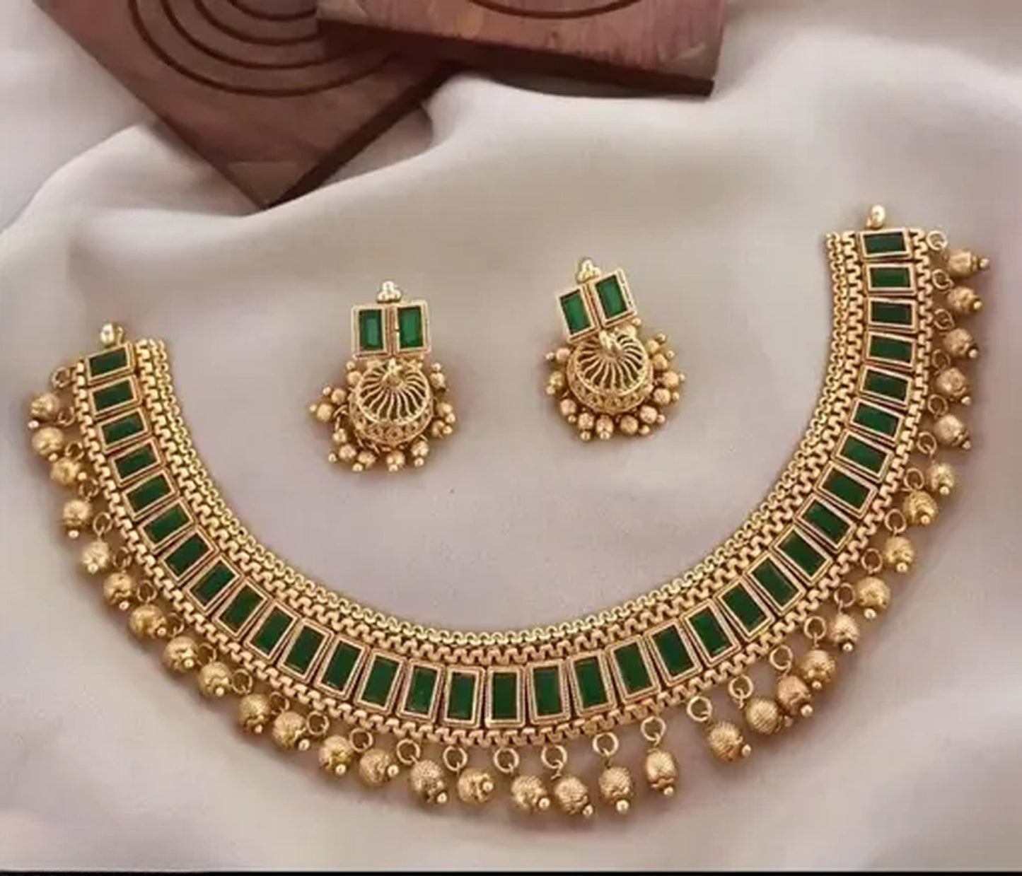 Jewel City Traditional Gold-Plated Kundan Choker Necklace with Green Stones & Beads – Ethnic Indian Jewelry for Weddings & Festivals | Swadesiicart