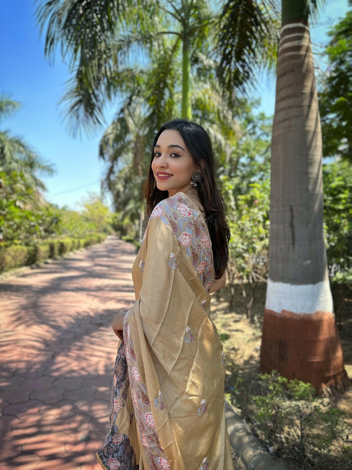 Vamsee Chinon Panchi Cream Shimmer Saree - Swadesiicart