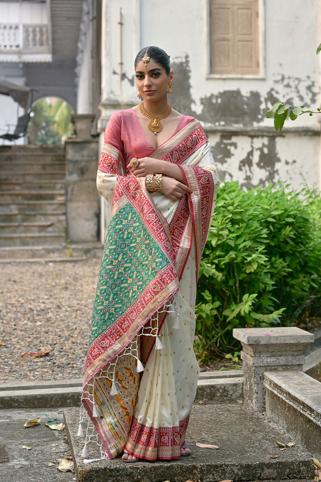 Vishnu Weaves Women's White Banarasi Silk Woven Saree with Blouse - Swadesiicart