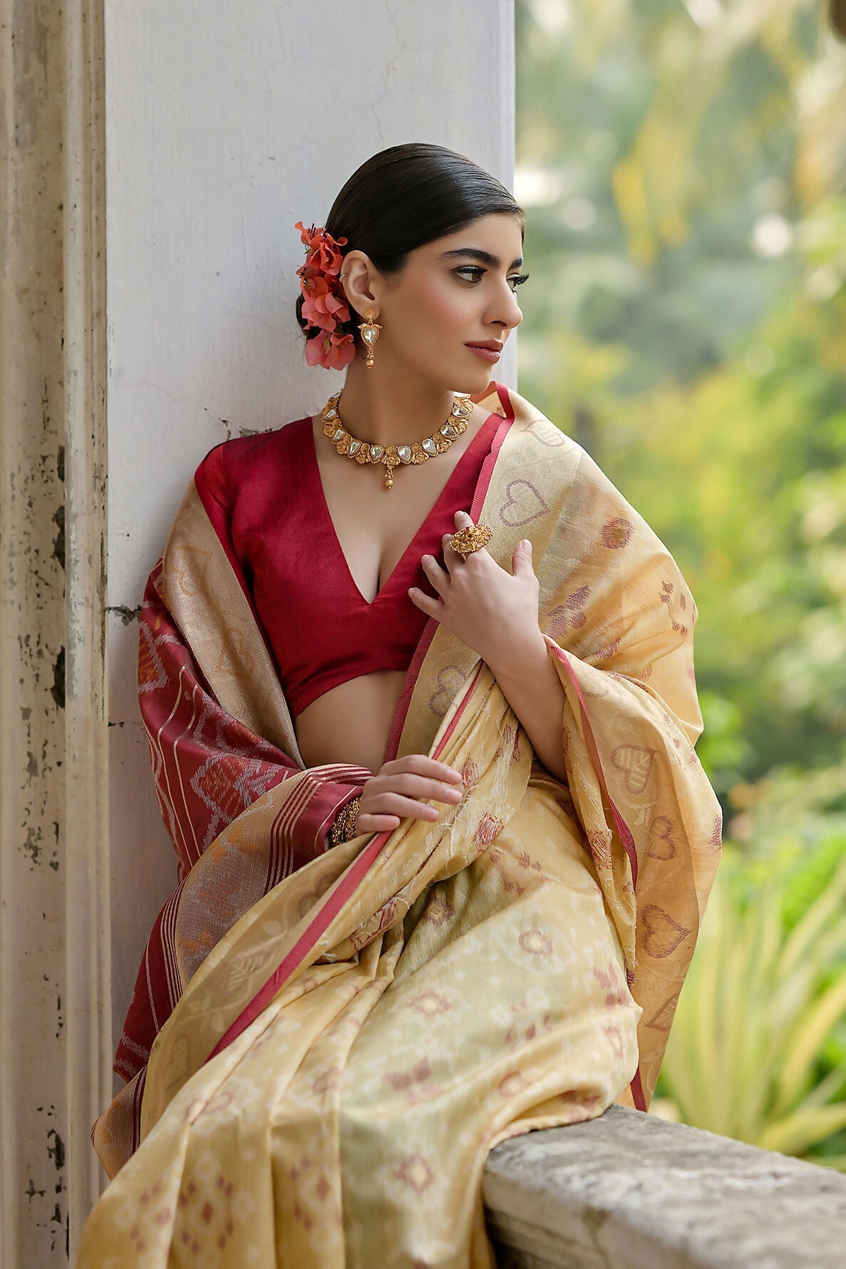 Vishnu Weaves Women's Cream Raw Silk Thread Ikkat Woven Saree with Blouse - Swadesiicart