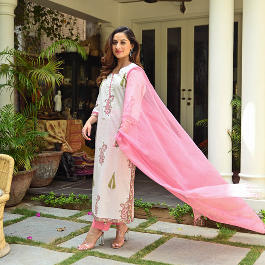 Indian Clothing Malishka Women's Pink Cotton Floral Printed Kurta Pant Set With Dupatta - White - Swadesiicart