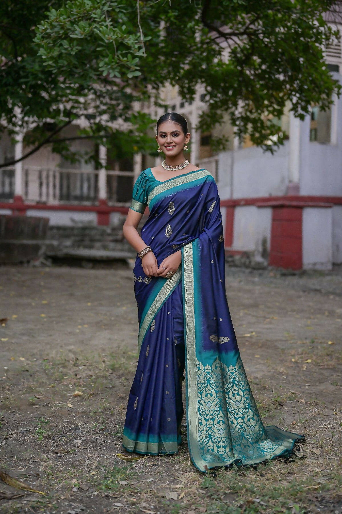 Vishnu Weaves Women's Navy-Blue Soft Silk Zari Woven Saree with Blouse - Swadesiicart
