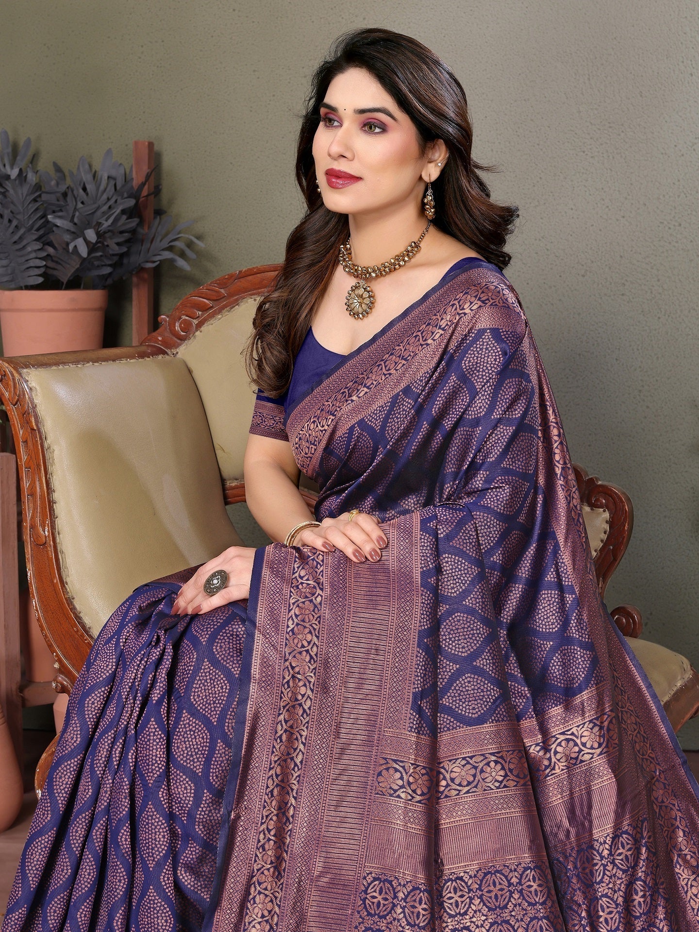 Vedant Vastram Litchi Silk Banarasi Silk Saree - Navy | Swadesiicart