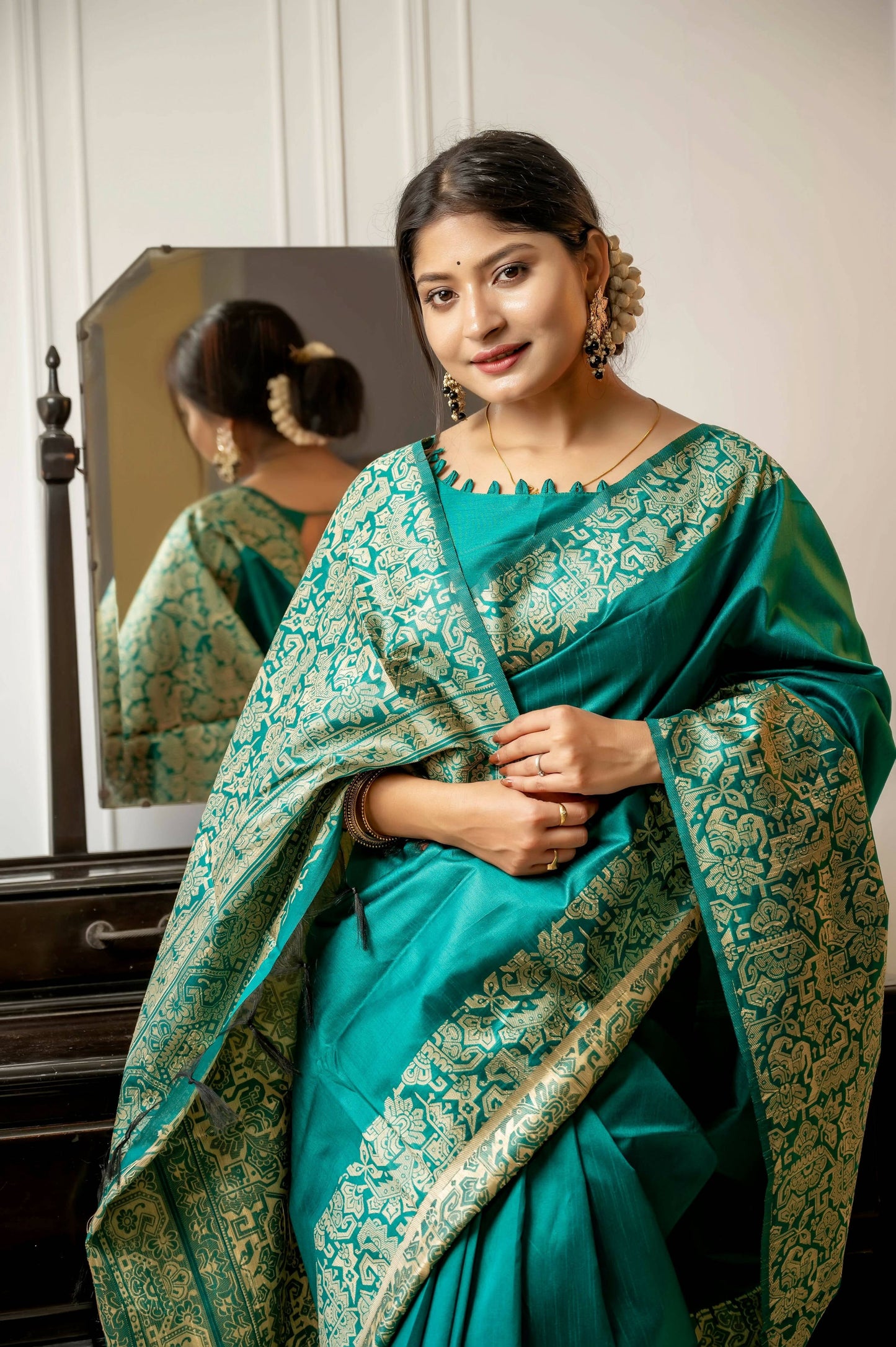 Vishnu Weaves Women's Rama Handloom Raw Silk Woven Border Saree with Unstitched Blouse - Swadesiicart