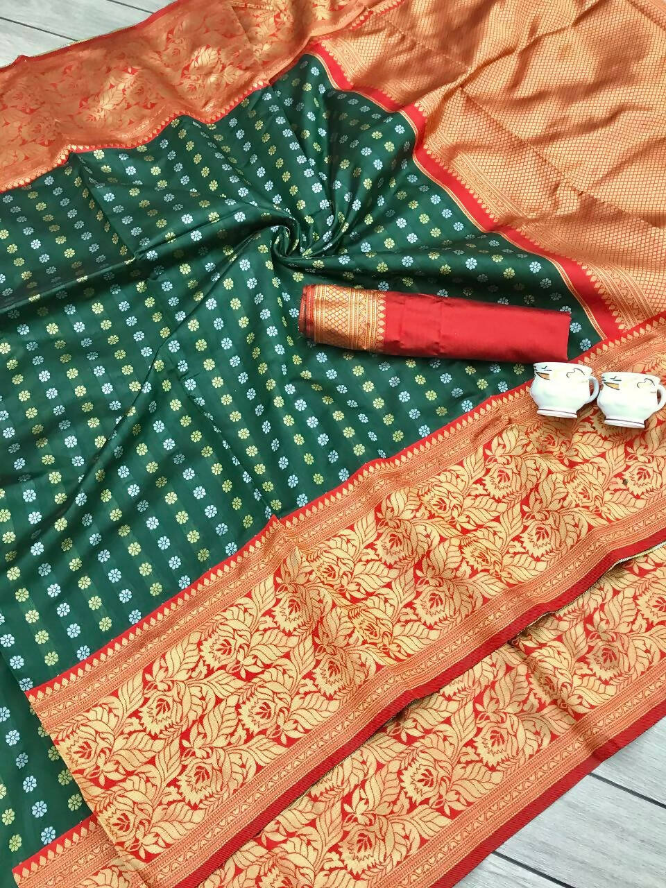 DEIANA'S Beautiful Designer Golden zari Soft Lichi Silk Saree - Green - Swadesiicart