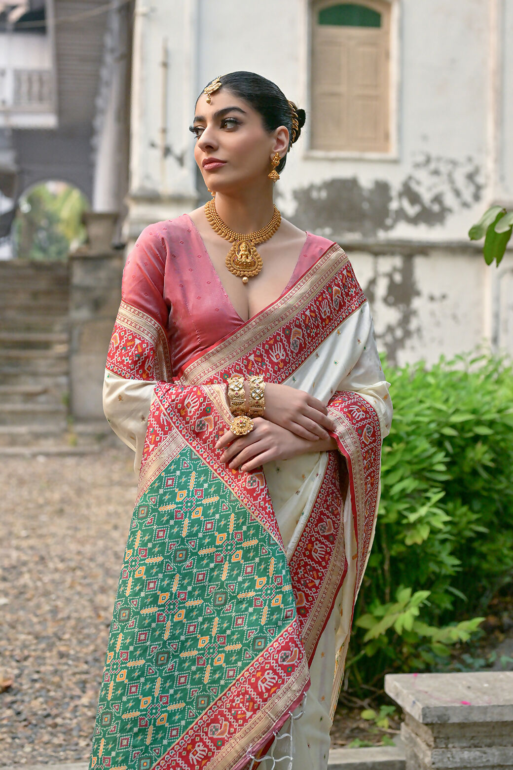 Vishnu Weaves Women's White Banarasi Silk Woven Saree with Blouse - Swadesiicart