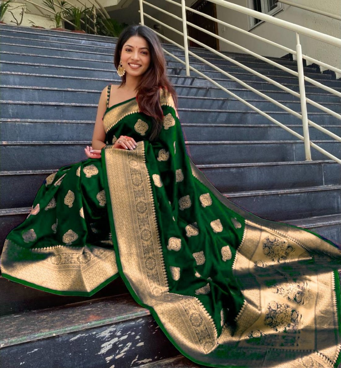 Vamika Weaving Banarasi Jacquard Green Kanjivaram Saree | Swadesiicart