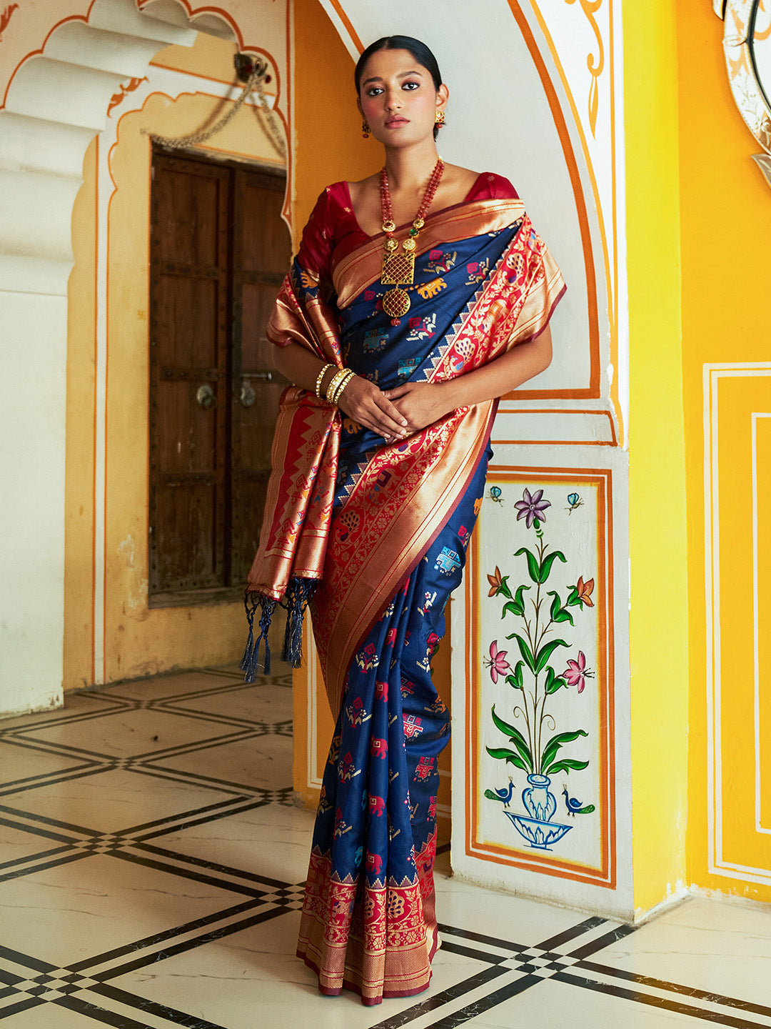 Janasya Navy Blue Cotton Silk Woven Ethnic Motifs Patola Saree | Swadesiicart