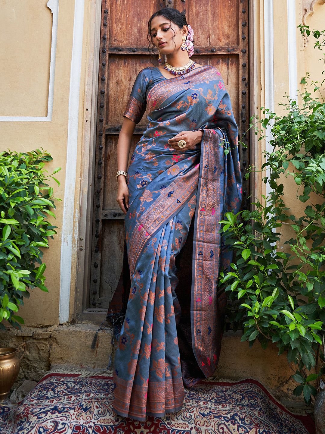 Janasya Grey Banarasi Silk Woven Dual Tone Floral Design Banarasi Silk Saree | Swadesiicart