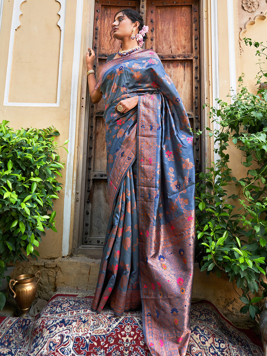 Janasya Grey Banarasi Silk Woven Dual Tone Floral Design Banarasi Silk Saree | Swadesiicart