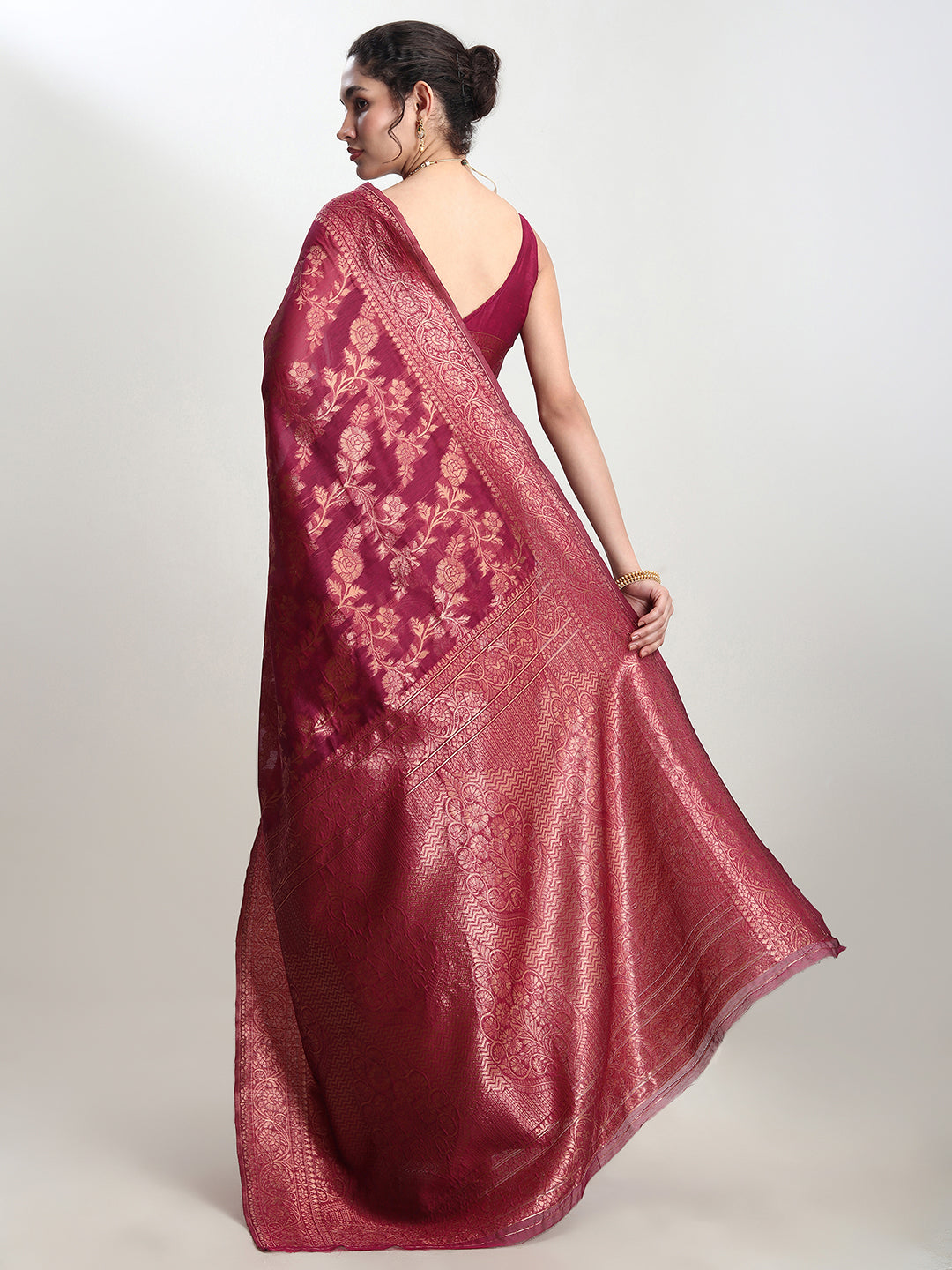 Janasya Magenta Silk Blend Floral Jacquard Saree | Swadesiicart