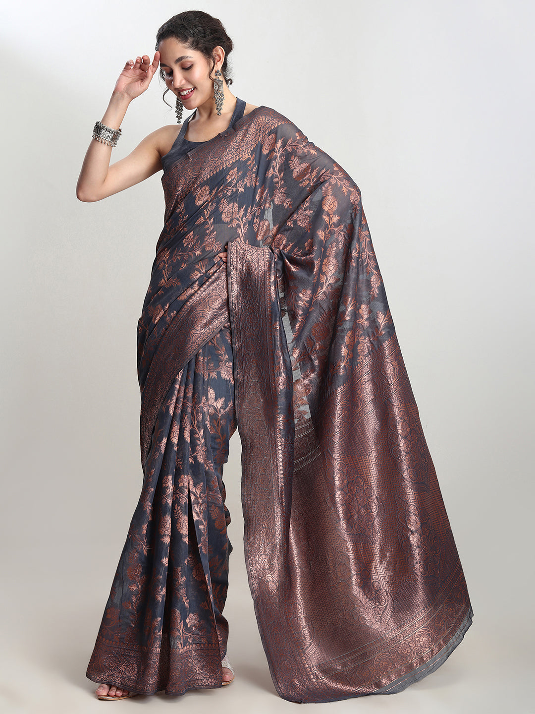Janasya Grey Silk Blend Floral Jacquard Saree | Swadesiicart