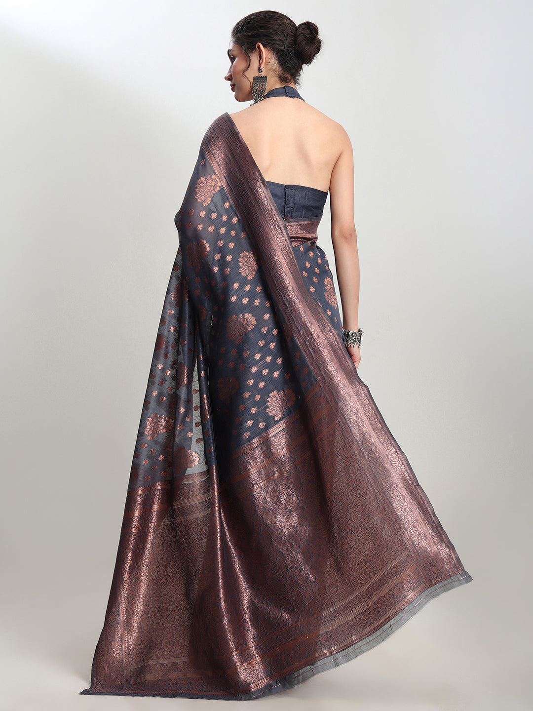 Janasya Grey Silk Blend Floral Jacquard Saree | Swadesiicart