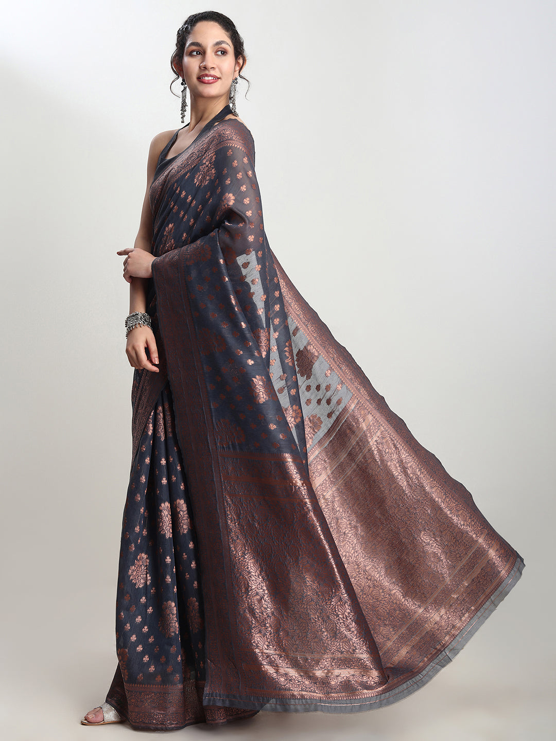 Janasya Grey Silk Blend Floral Jacquard Saree | Swadesiicart