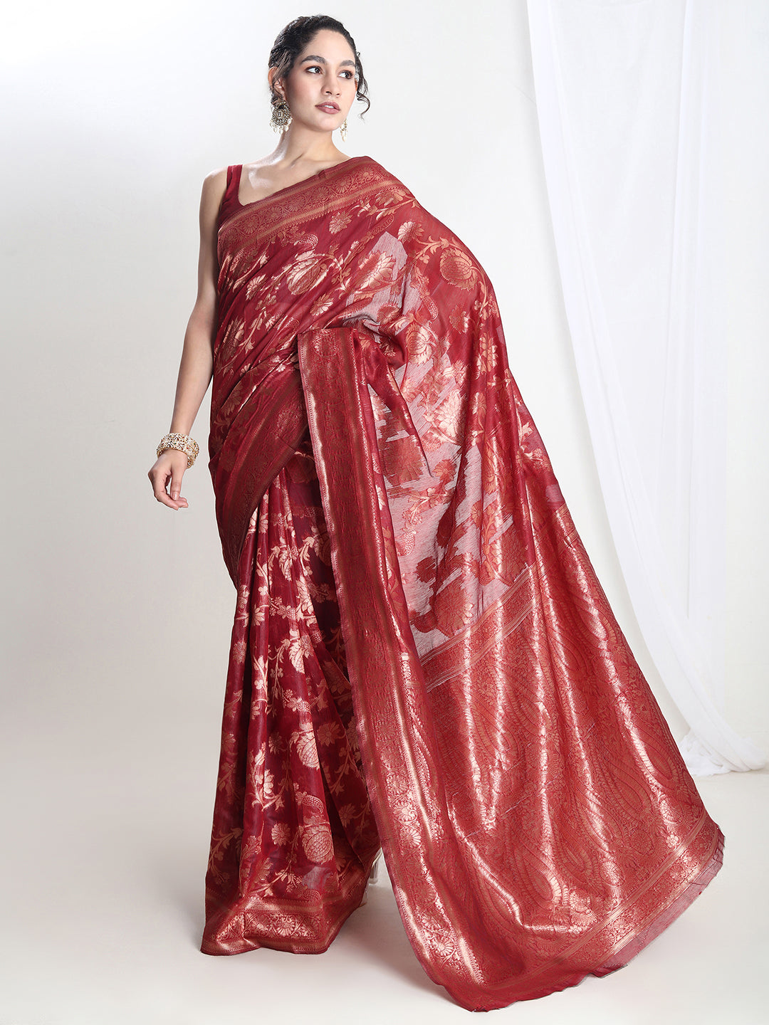 Janasya Red Silk Blend Floral Jacquard Saree | Swadesiicart