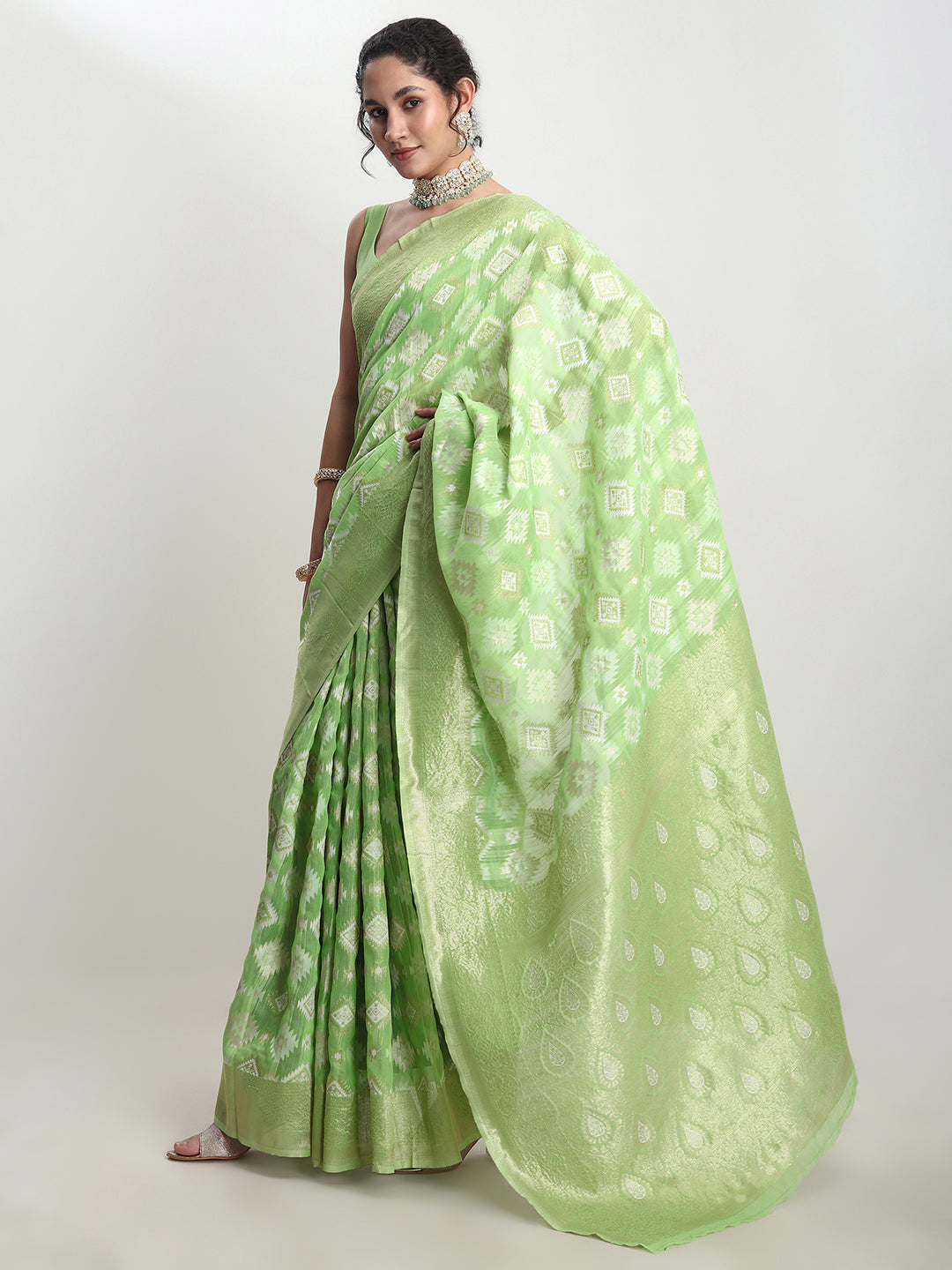 Janasya Green Silk Blend Geometric Jacquard Saree | Swadesiicart