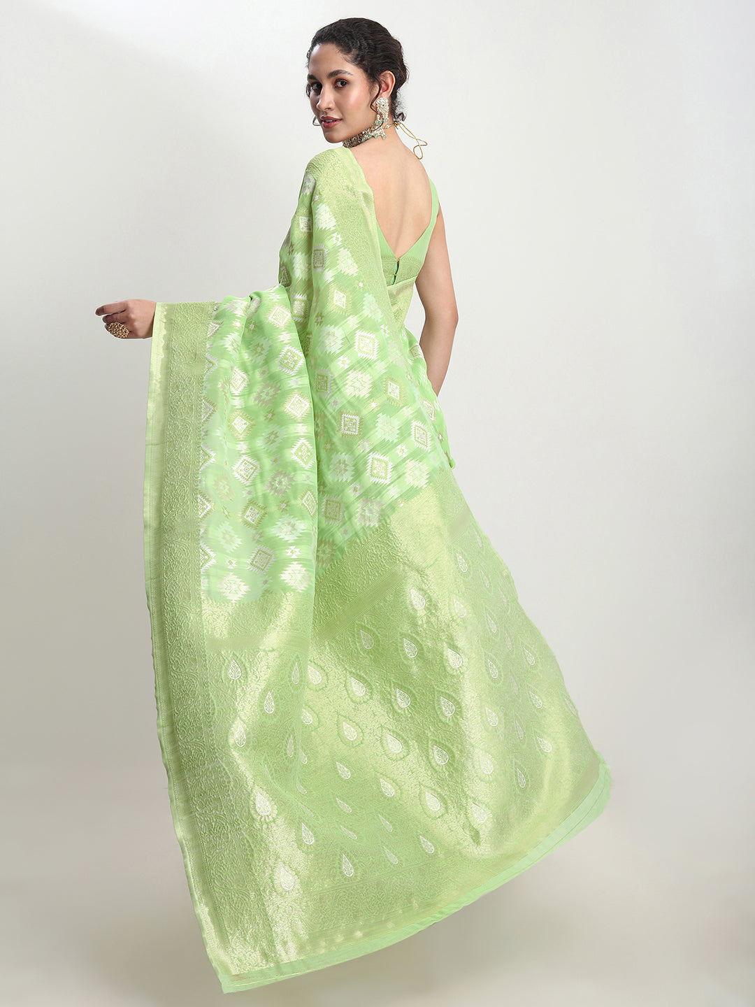 Janasya Green Silk Blend Geometric Jacquard Saree | Swadesiicart