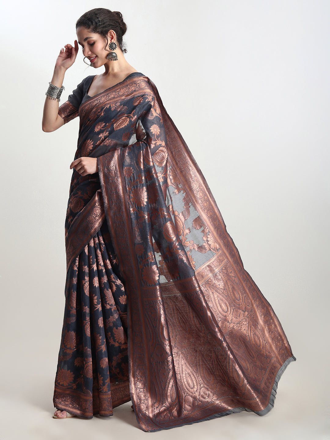 Janasya Dark Grey Silk Blend Floral Jacquard Saree | Swadesiicart
