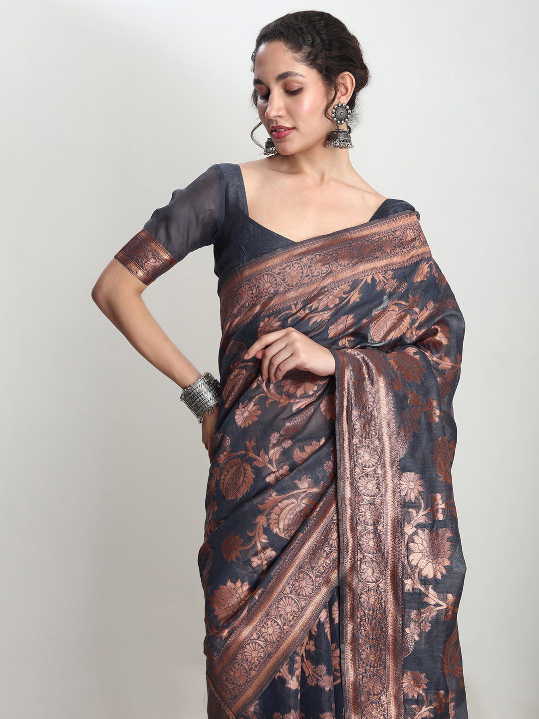 Janasya Dark Grey Silk Blend Floral Jacquard Saree | Swadesiicart