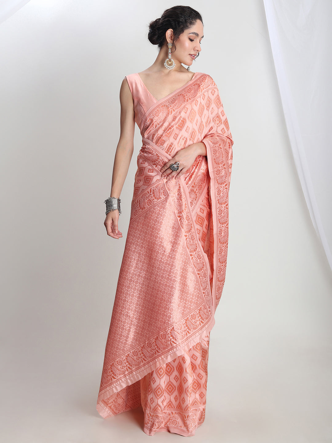 Janasya Peach Silk Blend Geometric Jacquard Saree | Swadesiicart