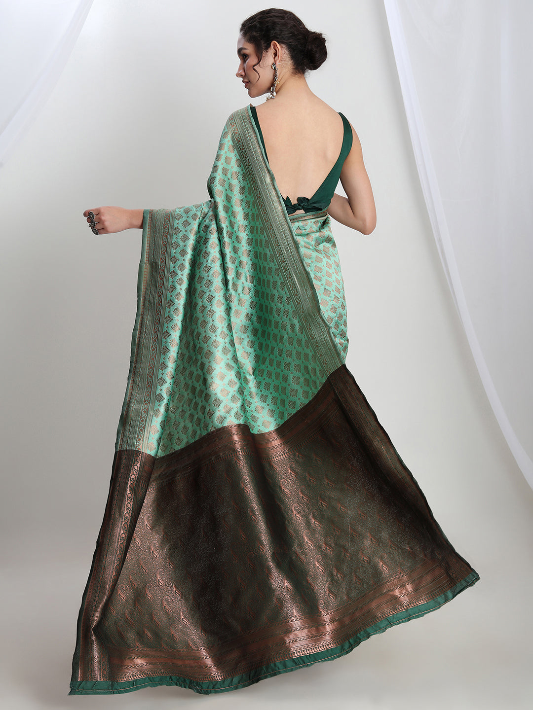 Janasya Light Green Silk Blend Ethnic Motifs Jacquard Saree | Swadesiicart