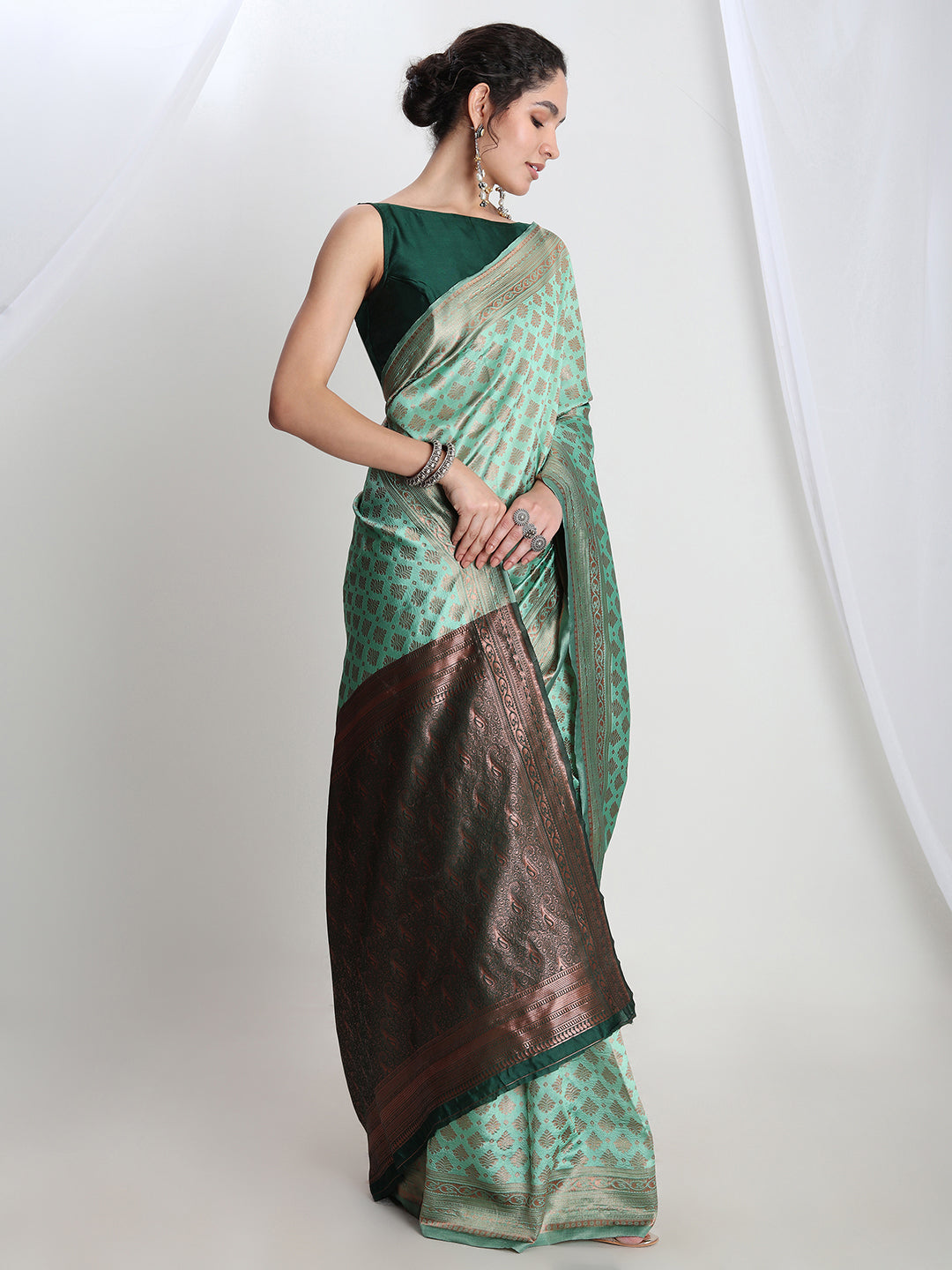 Janasya Light Green Silk Blend Ethnic Motifs Jacquard Saree | Swadesiicart