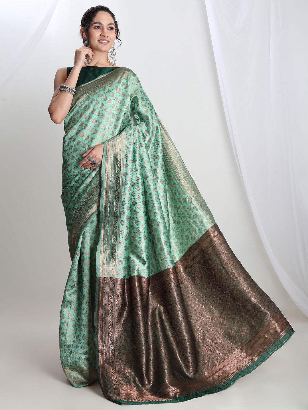 Janasya Light Green Silk Blend Ethnic Motifs Jacquard Saree | Swadesiicart