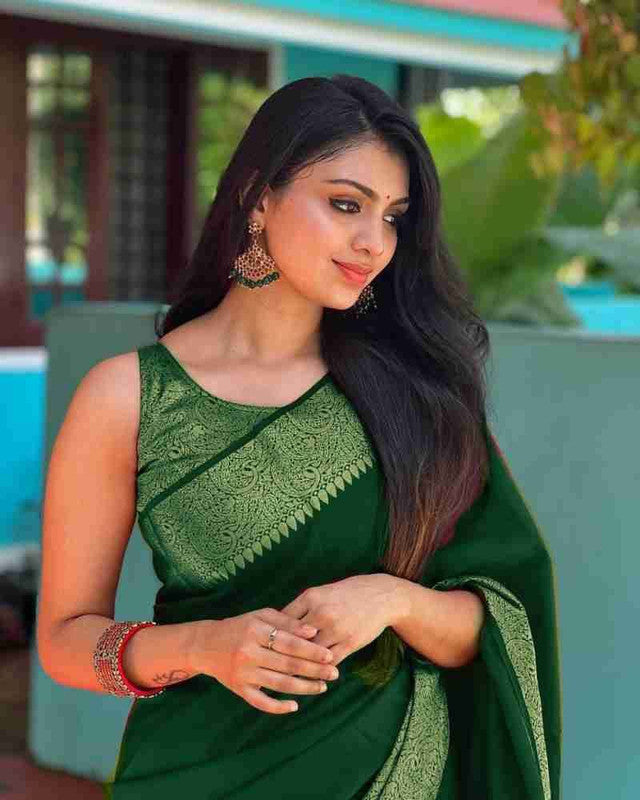 NOZ2TOZ Women Banarasi Silk Woven Saree With Blouse Piece - Green | Swadesiicart