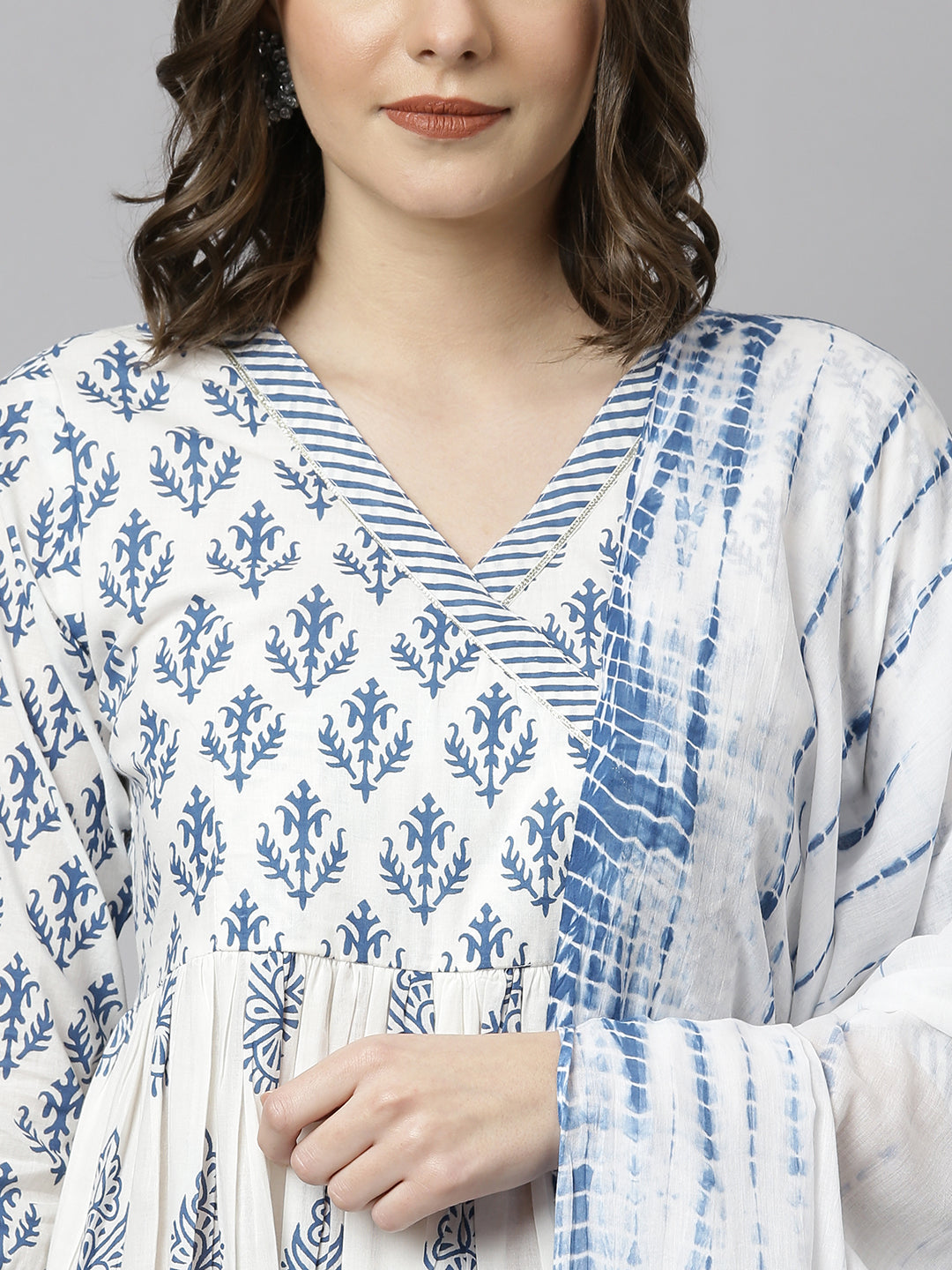 Janasya Women's White Cotton Block Print Kurta With Pant And Dupatta | Swadesiicart