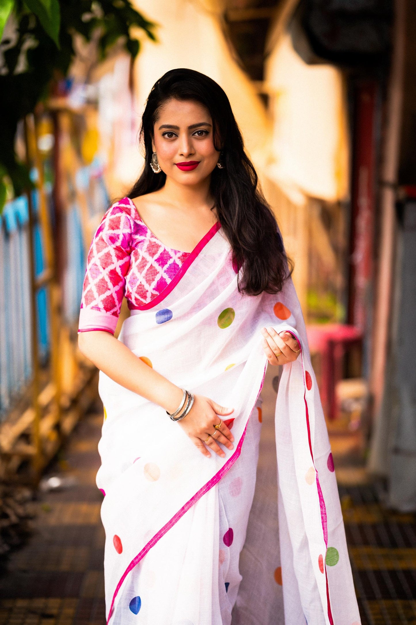 White Pure Linen Ethnic Motifs Saree with Unstitched Blouse - Hiral Fashion | Swadesiicart