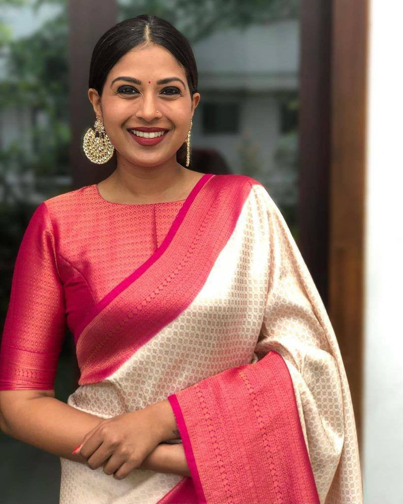 Vamika Weaving Banarasi Jacquard white Kanjivaram Saree | Swadesiicart