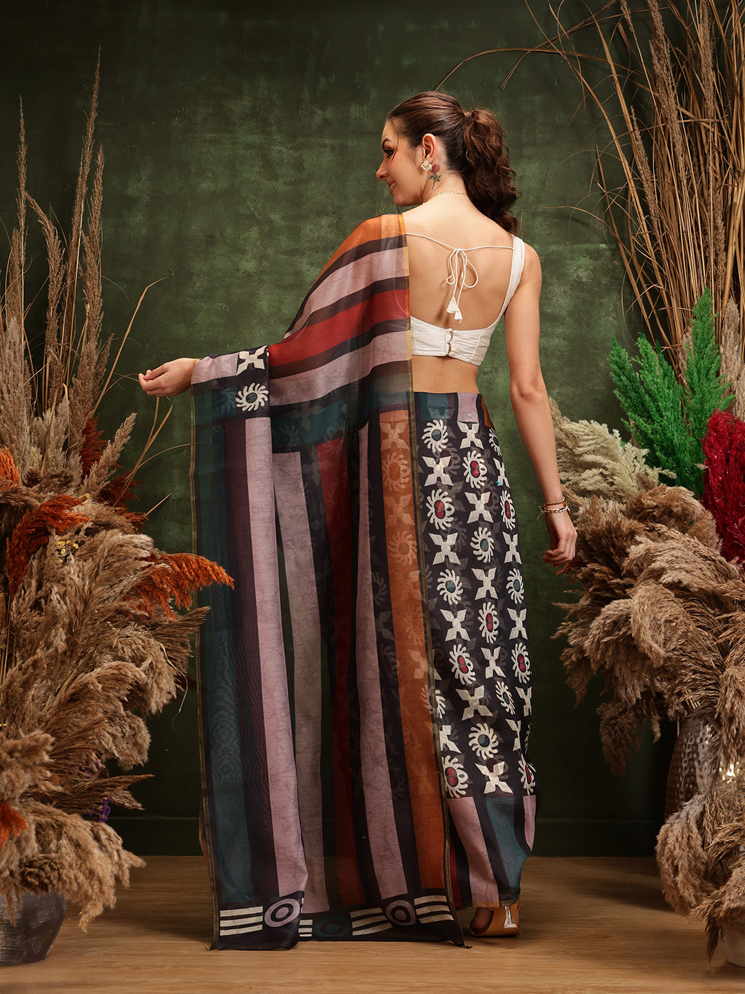 Hiral Fashion Black Cotton Silk Abstract Digital Printed Saree | Swadesiicart