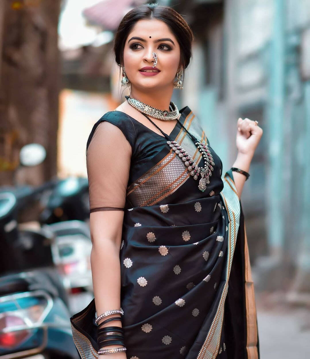DEIANA'S Beautiful Designer Golden zari Soft Lichi Silk Saree - Black - Swadesiicart