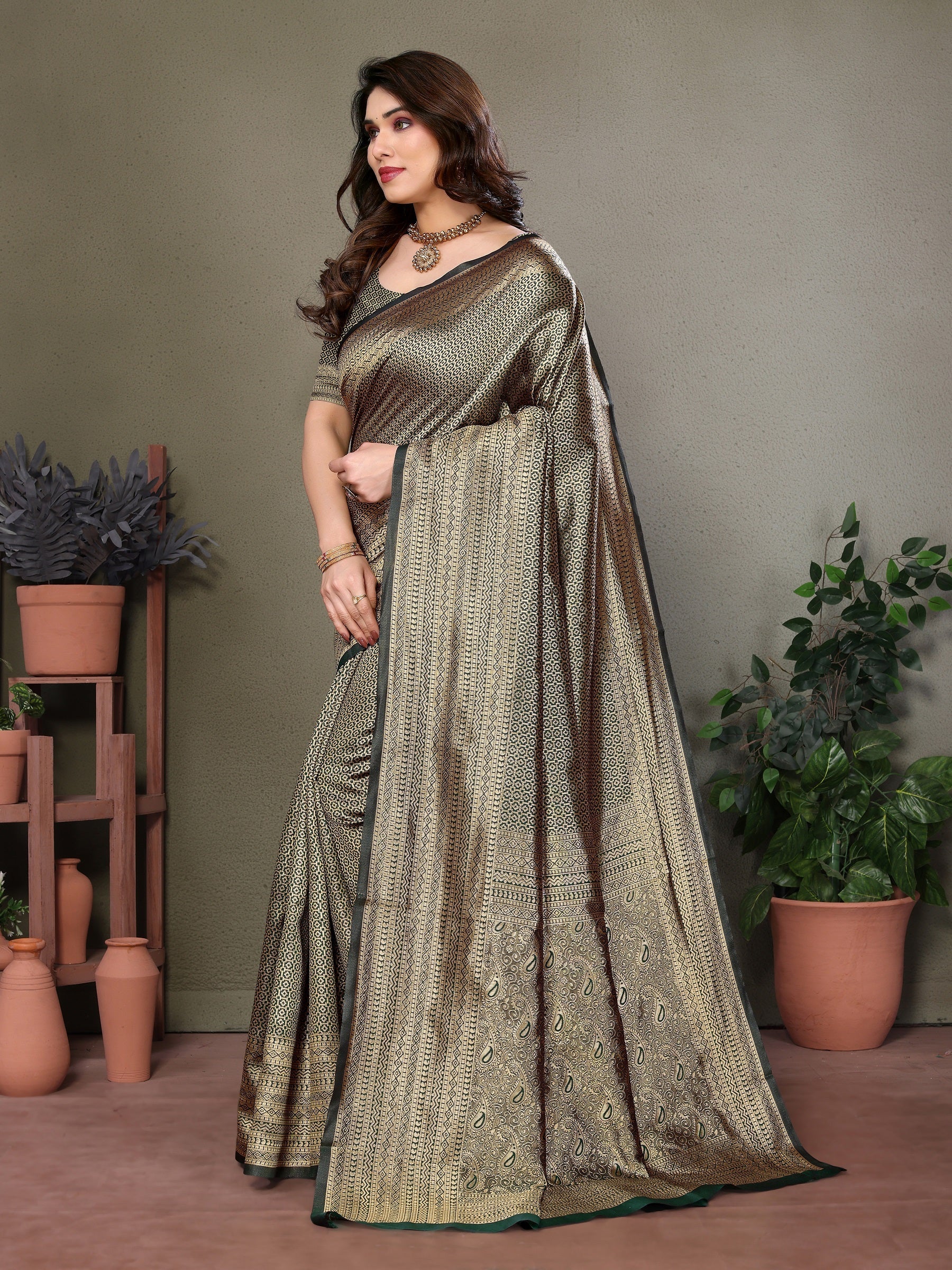 Vedant Vastram Litchi Silk Banarasi Silk Saree - Bottle Green | Swadesiicart