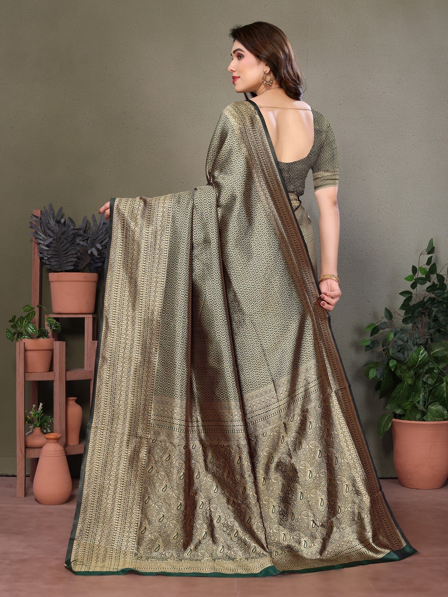 Vedant Vastram Litchi Silk Banarasi Silk Saree - Bottle Green | Swadesiicart