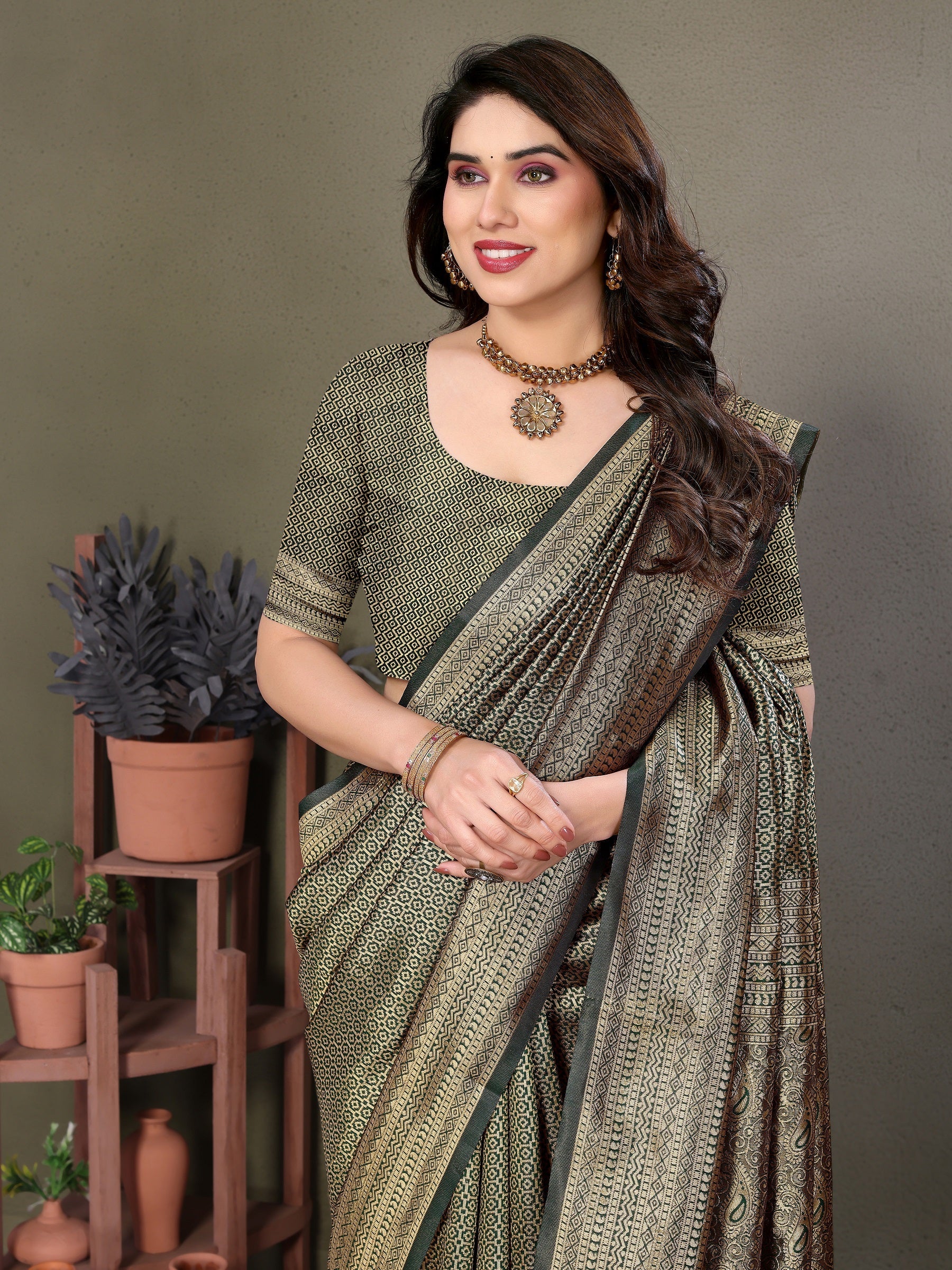 Vedant Vastram Litchi Silk Banarasi Silk Saree - Bottle Green | Swadesiicart