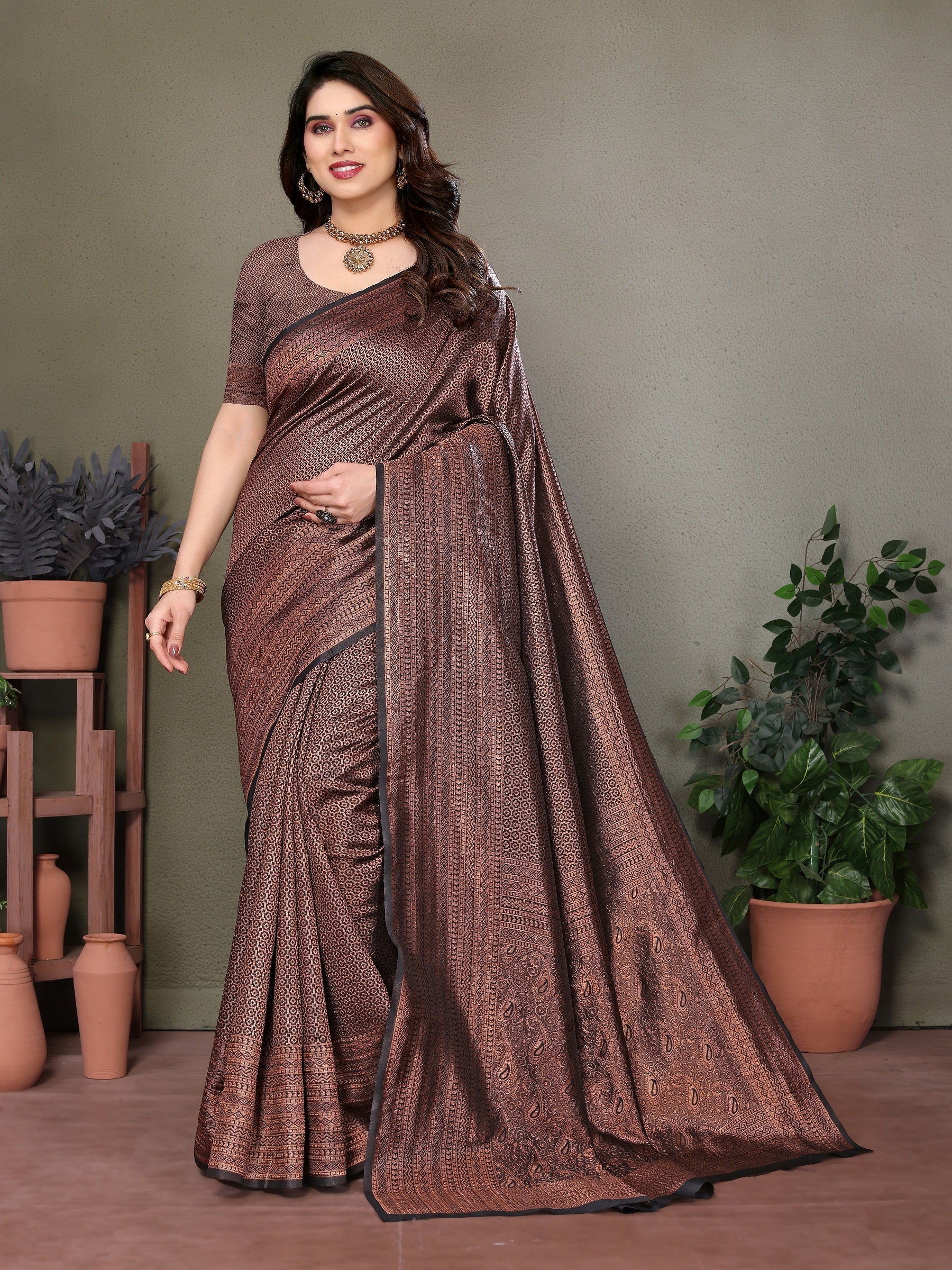 Vedant Vastram Litchi Silk Banarasi Silk Saree - Black | Swadesiicart