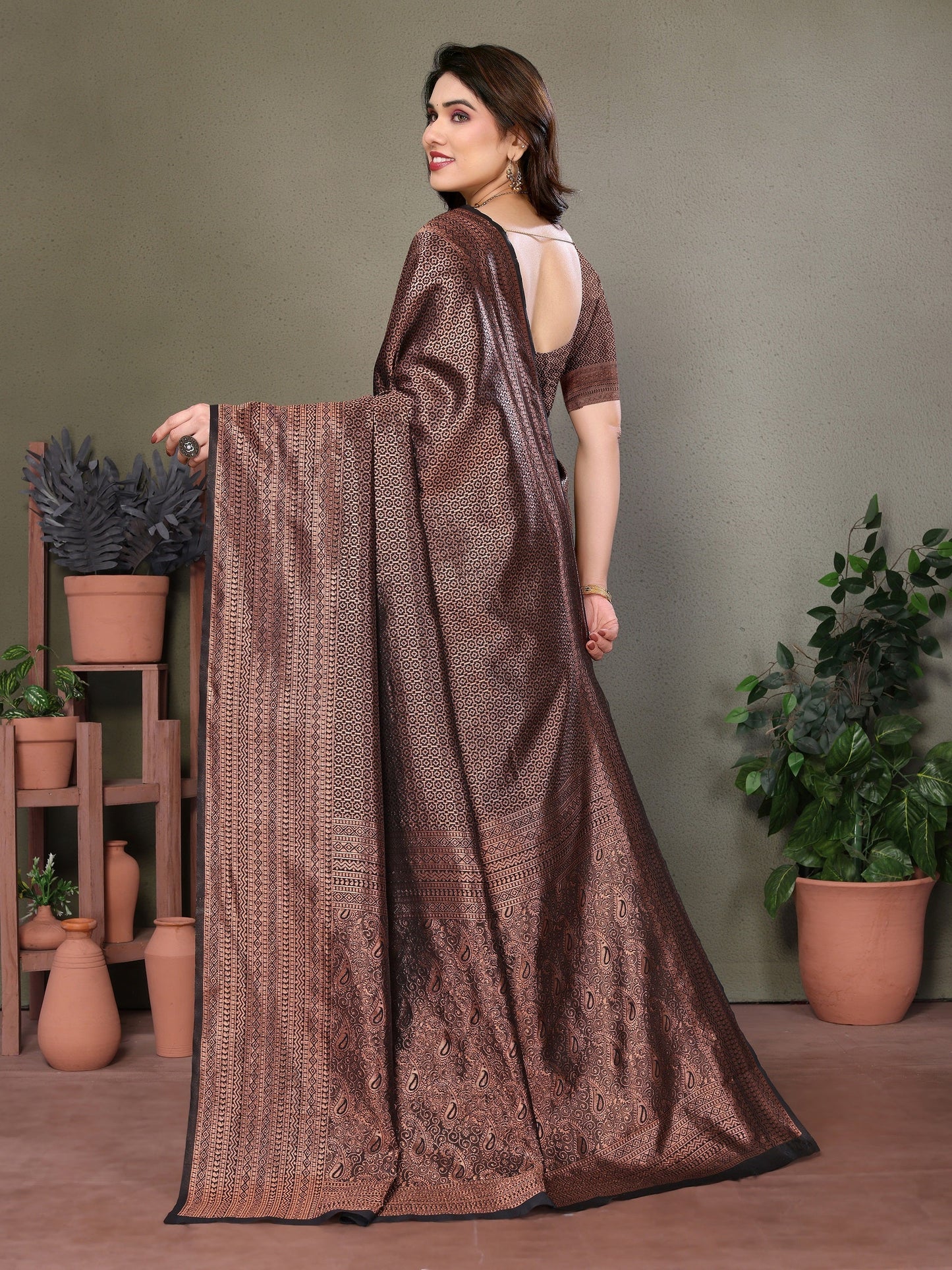 Vedant Vastram Litchi Silk Banarasi Silk Saree - Black | Swadesiicart