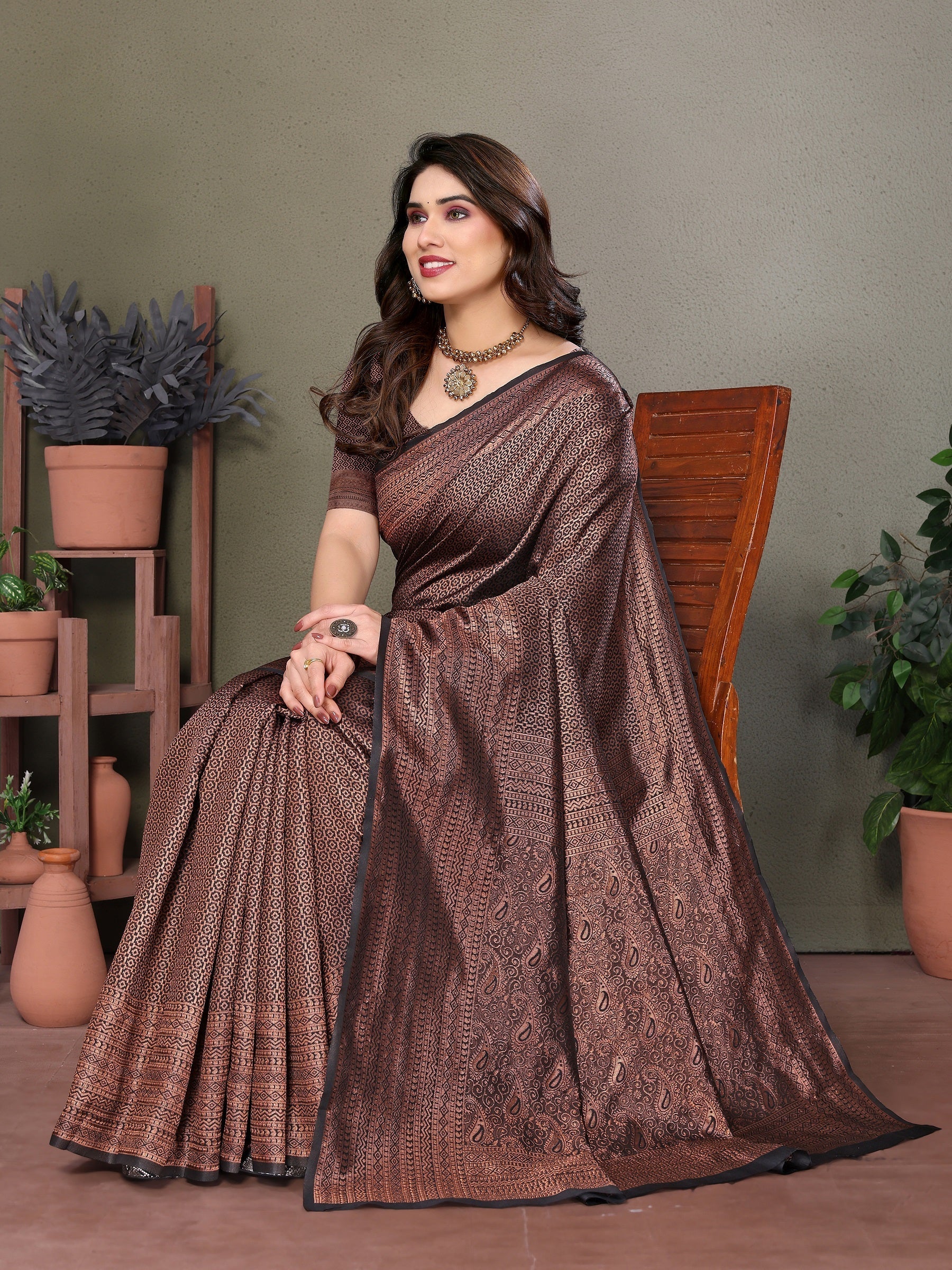 Vedant Vastram Litchi Silk Banarasi Silk Saree - Black | Swadesiicart