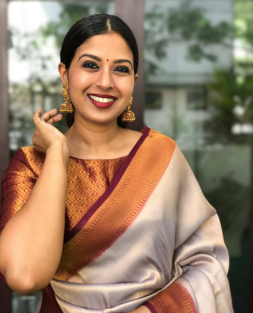DEIANA'S Beautiful Designer Golden zari Soft Lichi Silk Saree - Cream - Swadesiicart
