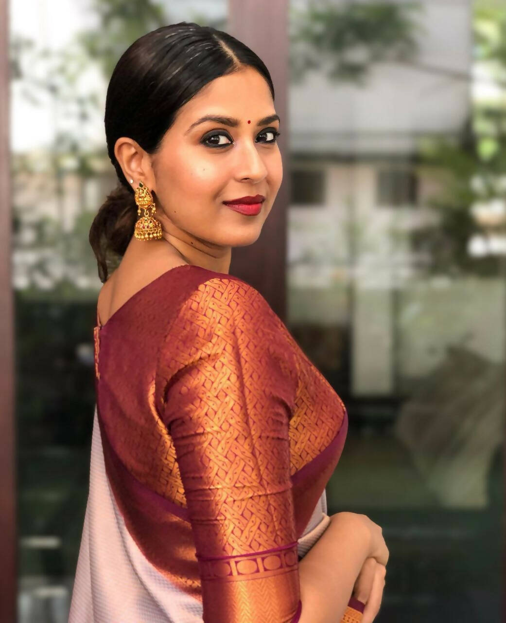 DEIANA'S Beautiful Designer Golden zari Soft Lichi Silk Saree - Cream - Swadesiicart