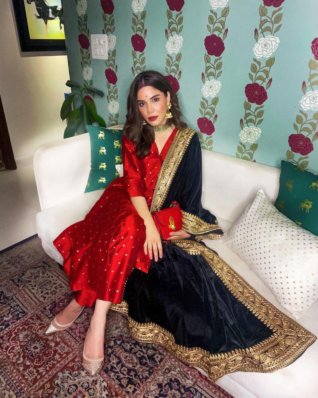 trueBrowns Black Velvet Embroidered Lace Shawl | Swadesiicart